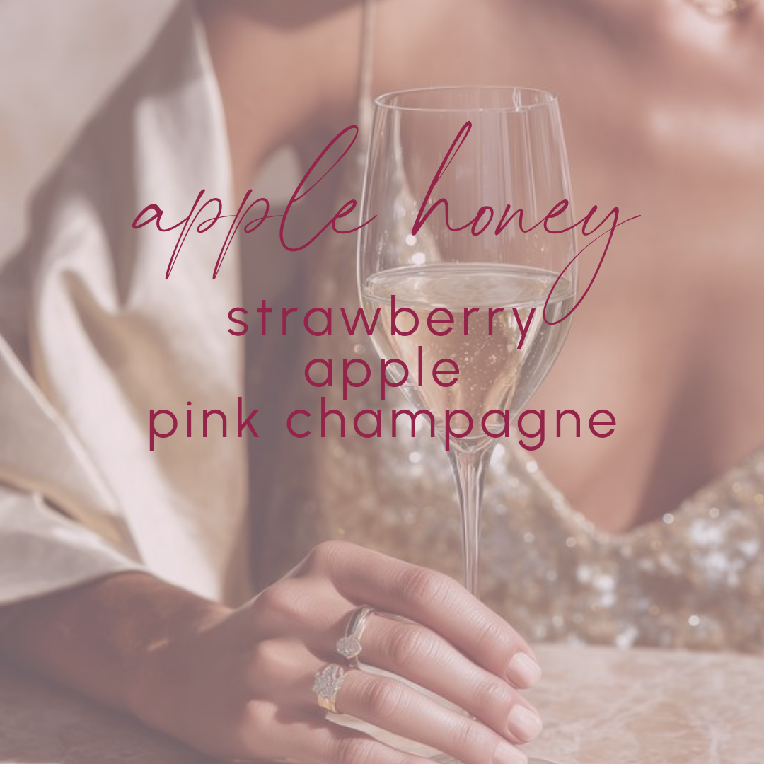 Fragancia del mes Apple Honey de Island Naturals PR, mujer elegante sosteniendo copa de champagne representando una experiencia sensorial de lujo con notas de strawberry, apple y pink champagne.